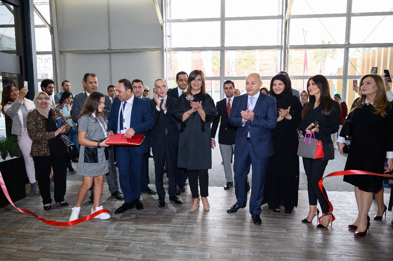 شاركت 20 شركة مصرية، بمعرض عقارات النيل المقام فى دولة الإمارات العربية المتحدة، فى الدورة الثالثة له بدبى، ومقام تحت رعاية 23 إلى 25 يناير الجارى برعاية رئيس الوزراء المصرى الدكتور مصطفى مدبولى، ومن المقرر إقامته دورته الرابعة فى الرياض بالسعودية.  وافتتح الجناح المصرى، السفيرة نبيلة مكرم وزيرة الدولة للهجرة وشئون المصريين بالخارج، وشريف البديوى السفير المصرى، والقنصل العام أشرف الديب قنصل مصر بدبى، والوزير مفوض الدكتور يونان إدوارد رئيس المكتب التجارى والاقتصادى بحضور حاتم العشرى، رئيس قطاع العلاقات العامة لجهاز المشروعات الصغيرة ومتناهية الصغر.  من جانبها، قدمت السفيرة نبيلة مكرم الشكر للقنصل العام على دوره وجهوده مع المصريين بالإمارات، وأكدت على أهمية التعاون بين مختلف الجهات الرسمية والقطاع الخاص ومنظمات المجتمع المدنى تنفيذًا للأهداف الأممية للتنمية المستدامة التى ضمنتها الحكومة المصرية ضمن استراتيجية الدولة 2030 ومن بينها عقد الشراكات لتحقيق الأهداف، مشيرة إلى اهتمام وزارة الهجرة بتشبيك جهود المصريين بالخارج فى خطط لتحقيق أكبر عائد من الفاعليات التى تقام بالخارج.  ولفتت وزيرة الهجرة إلى التعاون الوثيق مع الدكتورة نيفين جامع وزيرة التجارة والصناعة والمشرفة على جهاز المشروعات الصغيرة والمتوسطة، حيث تم الاتفاق على البدء فى حملة ترويجية لمنتجات "تراثنا" بالخارج والسعى إلى توسيع المعارض الخارجية والترويج الإلكترونى بدأ من دولة الإمارات العربية، وسيتبعها خطوات هامة ودول أخرى، اعتمادا على دور المصريين بالخارج وتوليهم مناصب مرموقة فى مختلف القطاعات.  وقدم حاتم العشرى مدير العلاقات العامة بجهاز المشروعات، عرضا عن المشاركين من المنتجين فى معرض "دبي"، مؤكدًا أنهم بلغوا 10عارضين لنحو 25 منتجًا، لافتًا إلى قيام نيفين جامع بوضع خطة تسويقية متكاملة فى مختلف الدول لبناء علامة تجارية قوية للمنتج المصرى بالخارج.  ومن جهته، أكد د. يونان إدوارد رئيس المكتب التجارى بالقنصلية العامة بدبى على أهمية تعاون كافة الوزارات للترويج للمنتج المصرى فى كافة المراحل خاصة الإنتاج والتسويق والتدريب على البيع الإلكترونى، مشيرًا إلى أهمية المعرض المزمع عقده فى الإمارات اكسبو 2020، والذى يعد فرصة مثالية للترويج للدولة المصرية وعرض الخطط المستقبلية للحكومة.  ويعتبر معرض عقارات النيل واحدًا من أهم الأدوات الترويجية لمصر لتصدير العقار ودعم صناعة العقار ووضعها على الخريطة الإقليمية و الدولية، حيث يتيح المعرض الفرصة أمام المطورين العقاريين لعرض مشروعاتهم أمام قاعدة كبيرة من راغبى التملك فى مصر من المصريين بالخارج وأبناء الوطن العربى والجاليات الأجنبية المقيمة بدولة الإمارات، ولذلك يعتبر المعرض فرصة قوية لعرض الميزة التنافسية للعقار المصرى وجذب القوة الشرائية، الأمر الذى يدفع عجلة الاقتصاد المصرى ويفتح له آفاقًا جديدة.